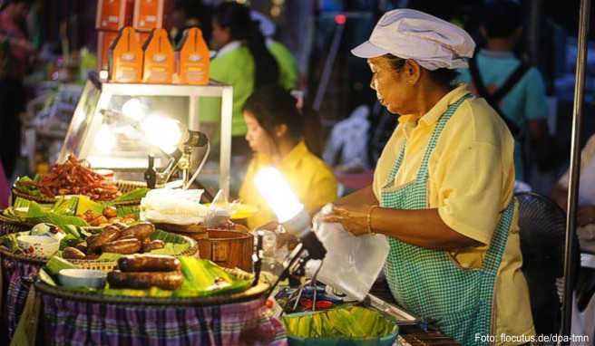 Streetfood gibt es in Bangkok an vielen Ecken. Oft findet man die Stände vor Supermärkten, 7-Elevens oder Tempeln
