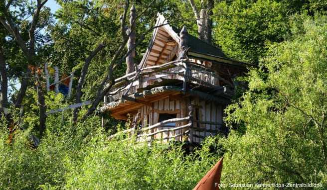 Baumhäuser: Luxus mit Flachbildschirm oder offener Wand