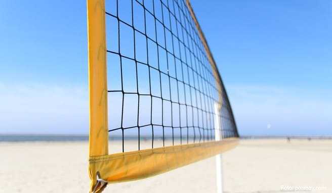 Austoben am Netz: Wenn die Kinder am Pool sind, können sich die Eltern beim Volleyball vergnügen oder auf die faule Haut legen. Austoben am Netz: Wenn die Kinder am Pool sind, können sich die Eltern beim Volleyball vergnügen oder auf die faule Haut legen.