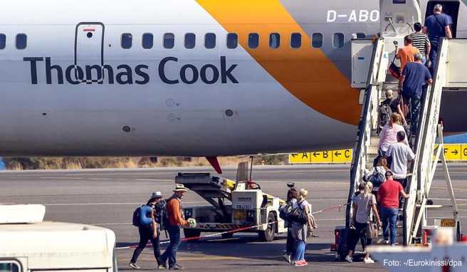 Passagiere besteigen am Flughafen von Kreta eine Maschine der Airline Thomas Cook