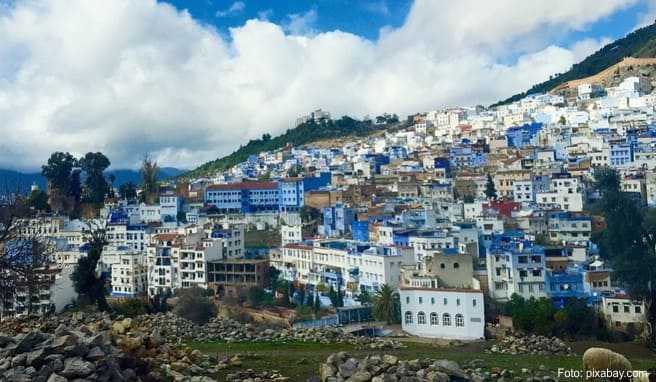Chefchaouen schmiegt sich in 600 Metern Höhe an die Füße zweier Berge Chefchaouen schmiegt sich in 600 Metern Höhe an die Füße zweier Berge.