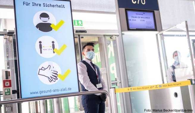 Abstand halten, Maske tragen: Flugreisende müssen sich in diesem Sommer an Regeln halten, um eine erneute, größere Ausbreitung des Coronavirus zu verhindern