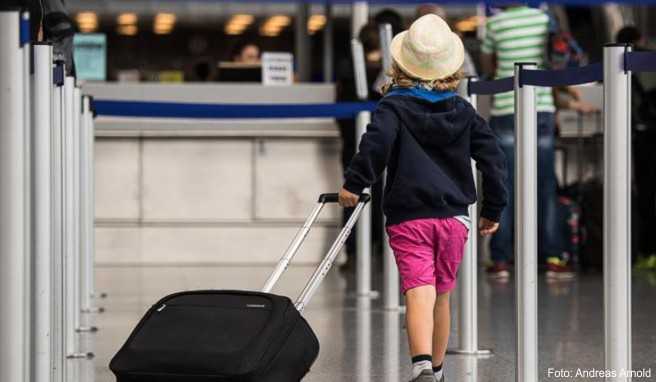 Wer von Deutschland aus mit dem Flieger in den Sommerurlaub startet, braucht viel Geduld. Vor allem der Sicherheitscheck bereitet den Flughäfen bei hohem Passagieraufkommen große Probleme