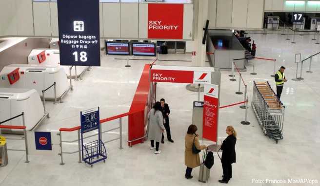 Der Gepäckabgabeschalter am Flughafen Orly ist fast leer