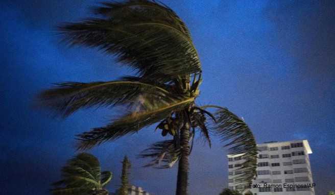 Der Wirbelsturm «Dorian» ist zu einem Hurrikan der gefährlichsten Kategorie hochgestuft worden und mit starken Windgeschwindigkeiten auf die Bahamas getroffen, eine Inselgruppe südöstlich des US-Bundesstaats Florida