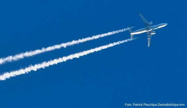Auf jedem Flug wird CO2 ausgestoßen. Wer als Ausgleich zum Klimaschutz beitragen möchte, kann über eine Kompensationszahlung in Klimaschutzprojekte investieren
