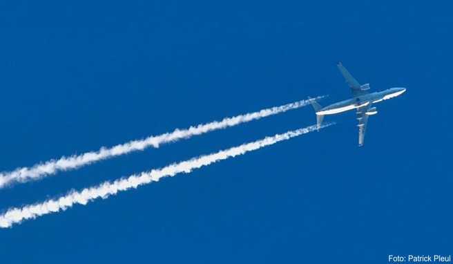 Luftlöcher bringen das Flugzeug zwar nicht zum Absturz. Doch durch starke Turbulenzen kann es schon mal zu Verletzungen kommen. Passagiere bleiben daher besser angeschnallt Luftlöcher bringen das Flugzeug zwar nicht zum Absturz. Doch durch starke Turbulenzen kann es schon mal zu Verletzungen kommen. Passagiere bleiben daher besser angeschnallt