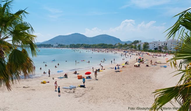 Auf der spanischen Urlaubsinsel Mallorca und auch auf den anderen Balearen darf die Innengastronomie nun auch abends wieder öffnen