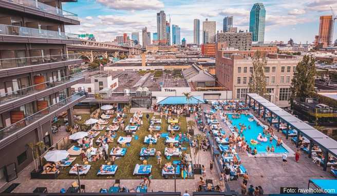 Auf der Poolterrasse im »Ravel Hotel« ist immer etwas los Auf der Poolterrasse im »Ravel Hotel« ist immer etwas los