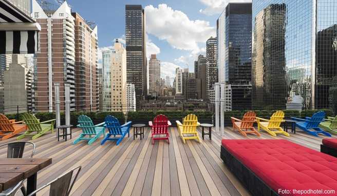 Bunte Dachterrasse mit blick auf die Wolkenkratzner im »Pod Hotel« Bunte Dachterrasse mit blick auf die Wolkenkratzner im »Pod Hotel«