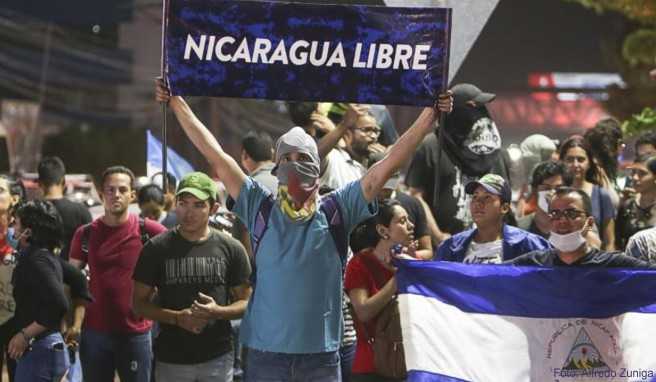 Seit Tagen demonstrieren in Nicaragua Menschen gegen eine Sozialreform. Bei den Protesten kam es bereits zu zahlreichen Toten. Das Auswärtige Amt rät von einer Reise in Land ab Seit Tagen demonstrieren in Nicaragua Menschen gegen eine Sozialreform. Bei den Protesten kam es bereits zu zahlreichen Toten. Das Auswärtige Amt rät von einer Reise in Land ab