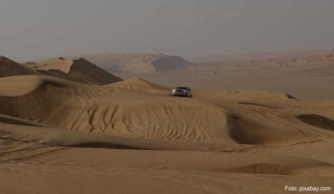 Nur mit einem Allrad-Fahrzeug ist dem distanzlosen Terrain der Wahiba Sands beizukommen - aber das Fahren auf Sand hat seine Tücken Nur mit einem Allrad-Fahrzeug ist dem distanzlosen Terrain der Wahiba Sands beizukommen - aber das Fahren auf Sand hat seine Tücken