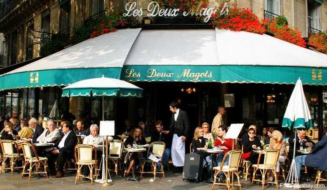 Caf&eacute; Creme trinken, an einem kleinen Tisch sitzen, plaudern, das Get&uuml;mmel beobachten oder die Sonne genie&szlig;en - das ist Paris