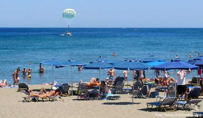 Im Urlaub nur am Hotel-Strand liegen wie hier auf Rhodos - das ist genau das, was viele Millennials nicht wollen