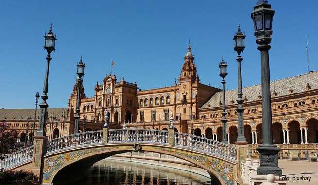 Der Plaza D' España in Sevilla Der Plaza D' España in Sevilla
