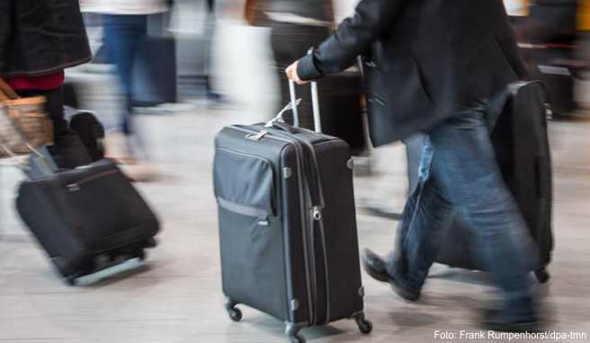 Nicht zu knapp kalkulieren: Am Flughafen müssen Reisende genug Puffer für die Sicherheitskontrollen einplanen