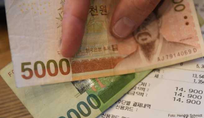 Wer im Urlaub Geld in der landeseigene Währung dabei hat, tauscht das restliche Geld am besten noch vor der Abreise um Wer im Urlaub Geld in der landeseigene Währung dabei hat, tauscht das restliche Geld am besten noch vor der Abreise um