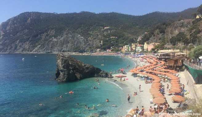In einem Strandbad sind die Betreiber verpflichtet, die Sonnenschirme bei Wind zu schließen. Wer seinen eigenen Schirm mitbringt sollte dies ebenfalls tun