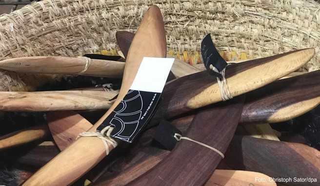 In einer Galerie mit Aborigine-Kunst am Uluru-Felsen im Zentrum Australiens liegen Bumerangs aus