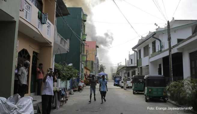Nach den Anschlägen auf Luxushotels und Kirchen am Ostersonntag bleibt die Lage auf Sri Lanka angespannt. Urlauber sollten daher öffentliche Plätze meiden