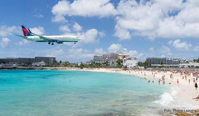 Viele traumhafte Urlaubsziele sind nur mit langen Flügen erreichbar - dabei werden hohe Mengen an Schadstoffen ausgestoßen, die die Umwelt belasten