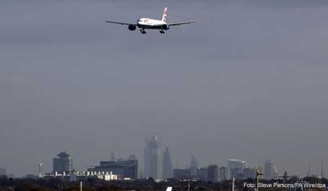 Ein Flugzeug von British Airways ist im Landeanflug auf die Nordbahn des Flughafen Heathrow