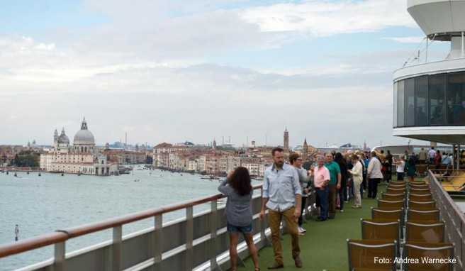 Blick von der Reling auf Venedig: Die wachsende Zahl von Kreuzfahrten trägt dazu bei, dass sich einige Städte inzwischen von Touristen geradezu überrannt vorkommen Blick von der Reling auf Venedig: Die wachsende Zahl von Kreuzfahrten trägt dazu bei, dass sich einige Städte inzwischen von Touristen geradezu überrannt vorkommen