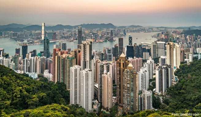Nahe des Fähranlegers Central auf Hongkong Island befindet sich eine weitere Touristen-Tradition: Die Bergbahn »Peak Tram« fährt hinauf zum Victoria Peak. Nahe des Fähranlegers Central auf Hongkong Island befindet sich eine weitere Touristen-Tradition: Die Bergbahn »Peak Tram« fährt hinauf zum Victoria Peak.
