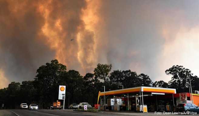 Meterhohe Flammen steigen südwestlich von Sydney in der Nähe einer Tankstelle auf