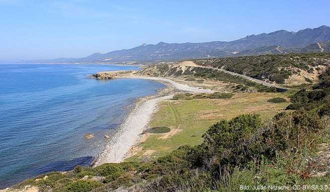 Der Strand an der Nordküste der Karpas-Halbinsel auf Zypern lädt zum Baden ein Der Strand an der Nordküste der Karpas-Halbinsel auf Zypern lädt zum Baden ein